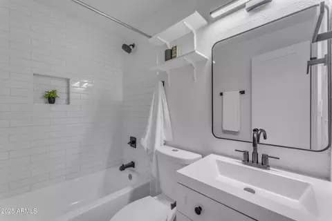 Bath - 1518 E Pierce St, Phoenix, AZ 85006 photo 1 of 1