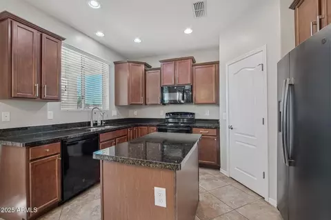 Kitchen - 5904 S 35th Pl, Phoenix, AZ 85040 photo 1 of 2
