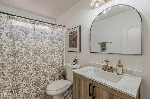 Bath - 2101 E Rosemonte Dr, Phoenix, AZ 85024 photo 4 of 5