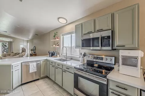 Kitchen - 2101 E Rosemonte Dr, Phoenix, AZ 85024 photo 1 of 5