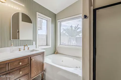 Bath - 2101 E Rosemonte Dr, Phoenix, AZ 85024 photo 2 of 5