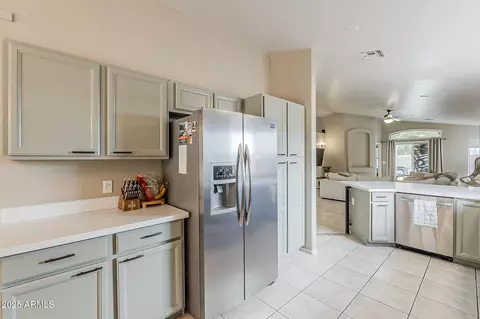 Kitchen - 2101 E Rosemonte Dr, Phoenix, AZ 85024 photo 3 of 5