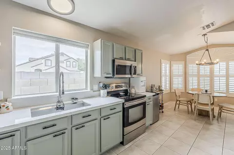 Kitchen - 2101 E Rosemonte Dr, Phoenix, AZ 85024 photo 4 of 5