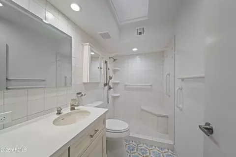 Bath - 4301 E Montecito Ave, Phoenix, AZ 85018 photo 2 of 3