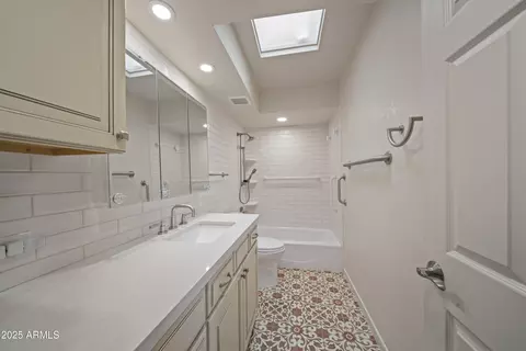 Bath - 4301 E Montecito Ave, Phoenix, AZ 85018 photo 3 of 3