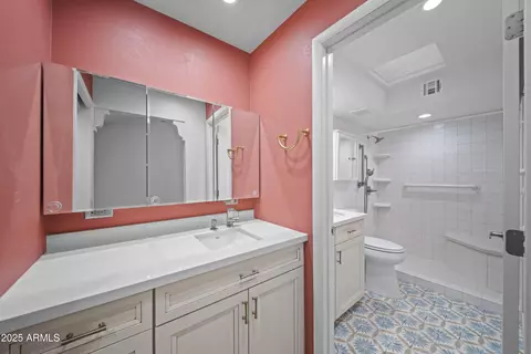 Bath - 4301 E Montecito Ave, Phoenix, AZ 85018 photo 1 of 3