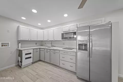 Kitchen - 4301 E Montecito Ave, Phoenix, AZ 85018 photo 1 of 2