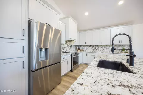 1302 W Coyote Trl, Benson, AZ 85602