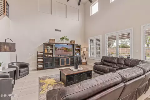 Living - 860 E Oakland St, Gilbert, AZ 85295 photo 3 of 4