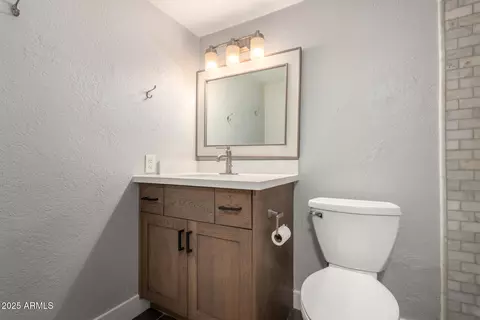 Bath - 2228 E Campbell Ave #116, Phoenix, AZ 85016 photo 2 of 3