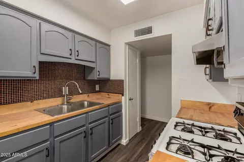 Kitchen - 7321 W Devonshire Ave, Phoenix, AZ 85033 photo 2 of 3