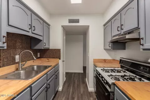 Kitchen - 7321 W Devonshire Ave, Phoenix, AZ 85033 photo 1 of 3