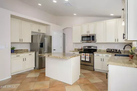 Kitchen - 3138 E Wescott Dr, Phoenix, AZ 85050 photo 4 of 5