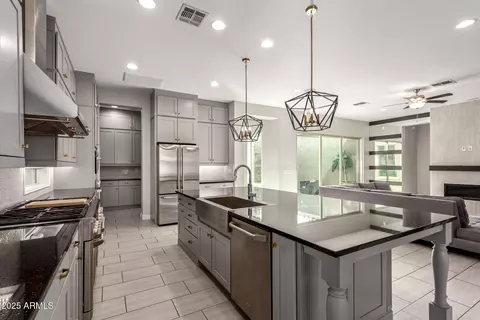 Kitchen - 4318 S Redcliffe Dr, Gilbert, AZ 85297 photo 5 of 6