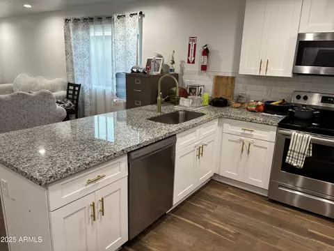 Kitchen - 2329 W Bloch Rd, Phoenix, AZ 85041 photo 5 of 8