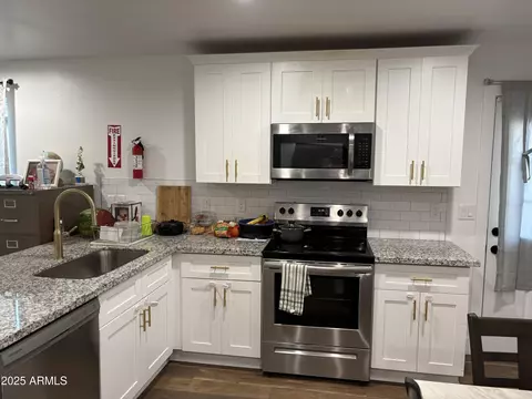 Kitchen - 2329 W Bloch Rd, Phoenix, AZ 85041 photo 4 of 8