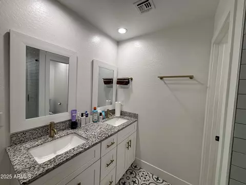 Bath - 2329 W Bloch Rd, Phoenix, AZ 85041 photo 5 of 7
