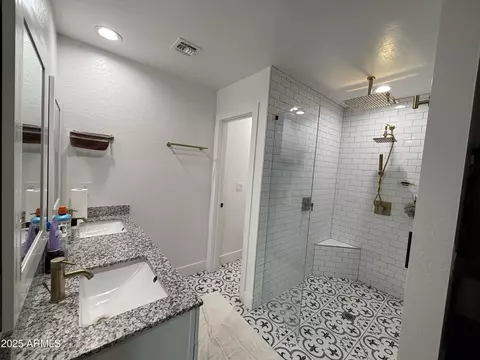 Bath - 2329 W Bloch Rd, Phoenix, AZ 85041 photo 4 of 7