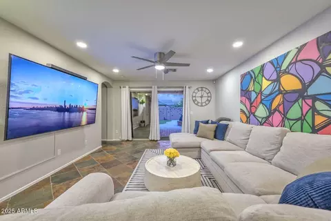Living - 26480 N 68th Dr, Peoria, AZ 85383 photo 1 of 4