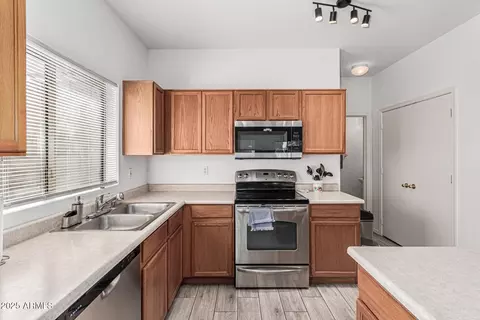 Kitchen - 6350 W Hess St, Phoenix, AZ 85043 photo 3 of 4