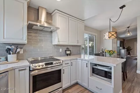 Kitchen - 3005 E Siesta Ln, Phoenix, AZ 85050 photo 3 of 4