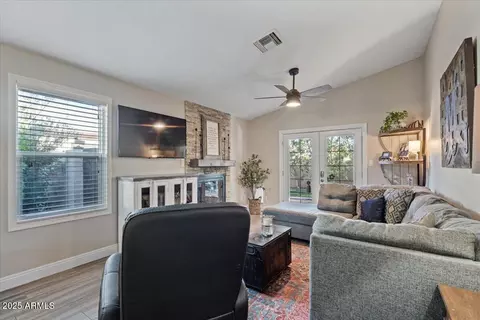 Living - 3005 E Siesta Ln, Phoenix, AZ 85050 photo 2 of 4
