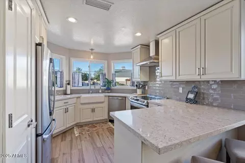 Kitchen - 3005 E Siesta Ln, Phoenix, AZ 85050 photo 2 of 4