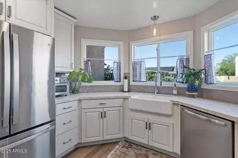 Kitchen - 3005 E Siesta Ln, Phoenix, AZ 85050 photo 4 of 4