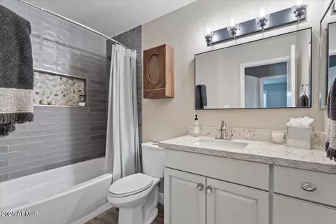 Bath - 3005 E Siesta Ln, Phoenix, AZ 85050 photo 3 of 3