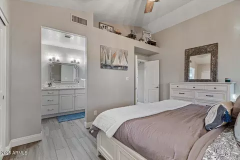 Bedroom - 3005 E Siesta Ln, Phoenix, AZ 85050 photo 4 of 5
