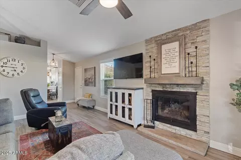 Living - 3005 E Siesta Ln, Phoenix, AZ 85050 photo 3 of 4