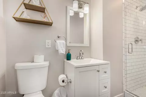 Bath - 1017 E Rose Ln, Phoenix, AZ 85014 photo 1 of 3