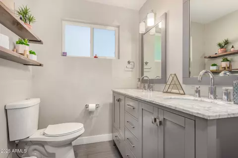 Bath - 1017 E Rose Ln, Phoenix, AZ 85014 photo 2 of 3