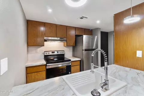 Kitchen - 3033 E Devonshire Ave #1016, Phoenix, AZ 85016 photo 1 of 4