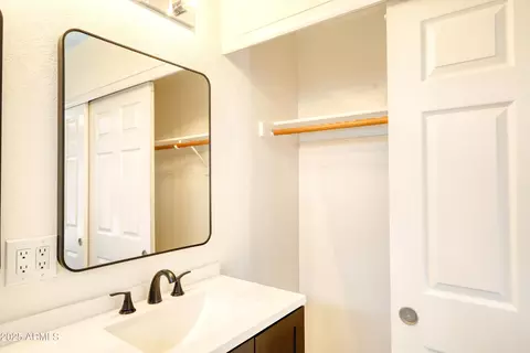 Bath - 3211 E Menadota Dr, Phoenix, AZ 85050 photo 1 of 8