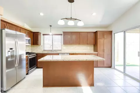 Kitchen - 3211 E Menadota Dr, Phoenix, AZ 85050 photo 6 of 9