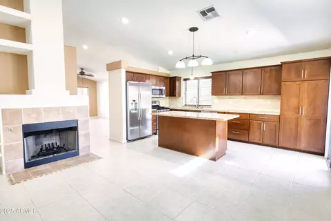 Kitchen - 3211 E Menadota Dr, Phoenix, AZ 85050 photo 5 of 9