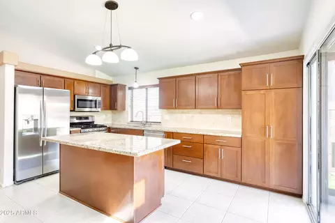 Kitchen - 3211 E Menadota Dr, Phoenix, AZ 85050 photo 7 of 9