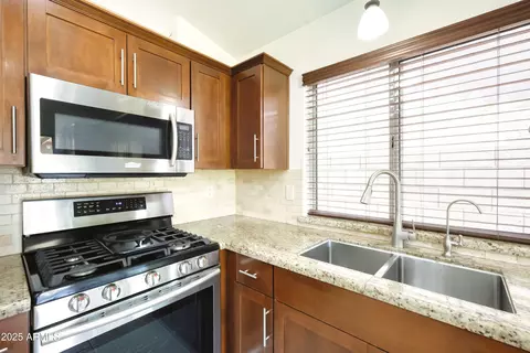 Kitchen - 3211 E Menadota Dr, Phoenix, AZ 85050 photo 2 of 9