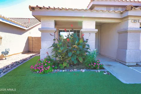 Exterior - 3211 E Menadota Dr, Phoenix, AZ 85050 photo 2 of 15