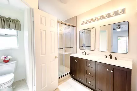 Bath - 3211 E Menadota Dr, Phoenix, AZ 85050 photo 5 of 8