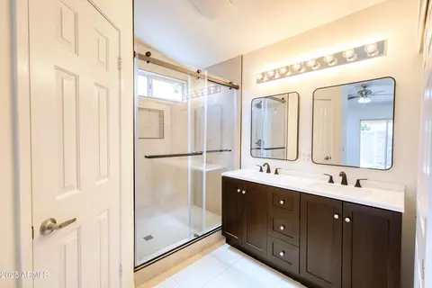 Bath - 3211 E Menadota Dr, Phoenix, AZ 85050 photo 3 of 8