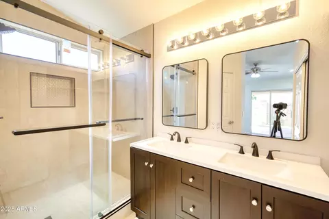 Bath - 3211 E Menadota Dr, Phoenix, AZ 85050 photo 6 of 8