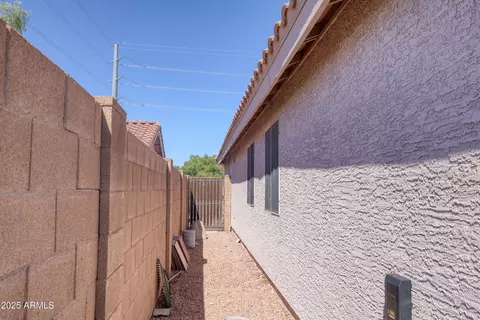 Exterior - 3211 E Menadota Dr, Phoenix, AZ 85050 photo 9 of 15