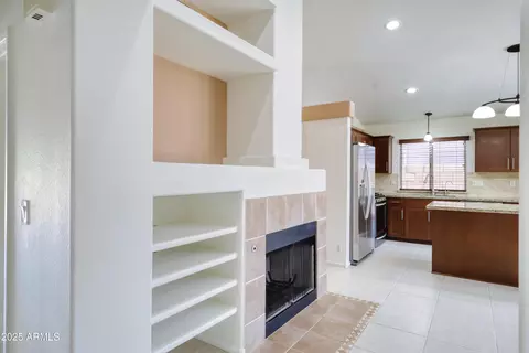 Entry Way - 3211 E Menadota Dr, Phoenix, AZ 85050 photo 5 of 7