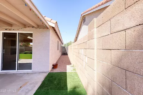 Exterior - 3211 E Menadota Dr, Phoenix, AZ 85050 photo 7 of 15
