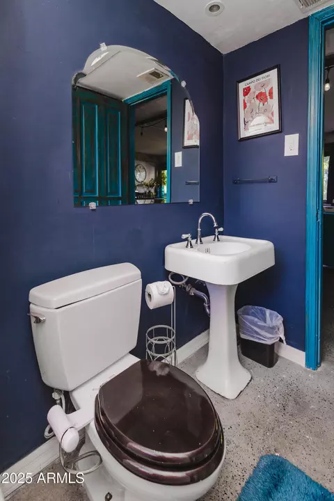 Bath - 353 E Thomas Rd #C307, Phoenix, AZ 85012 photo 5 of 5
