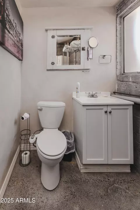 Bath - 353 E Thomas Rd #C307, Phoenix, AZ 85012 photo 3 of 5