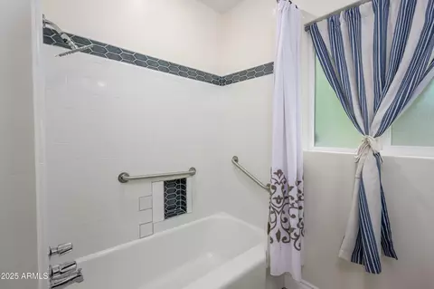 Bath - 1223 W Solano Dr, Phoenix, AZ 85013 photo 2 of 4