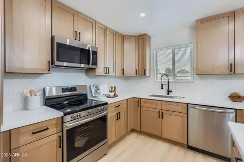 Kitchen - 6718 N 30th Ave, Phoenix, AZ 85017 photo 3 of 4